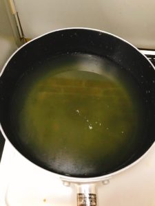 鍋で沸かすワンタンスープ