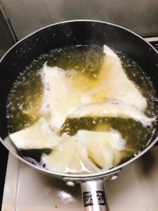 ワンタンをスープで茹でる