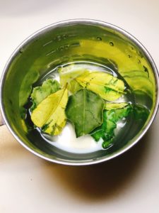 ライムリーフをスープに浸す