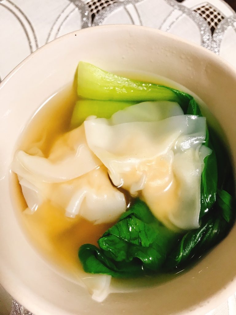器に盛った海老ワンタンスープ