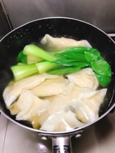 ワンタンスープにチンゲン菜を加え温める