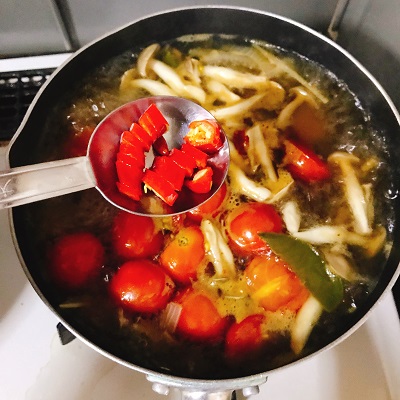 味付けをして唐辛子を加えて煮込んでいるスープ