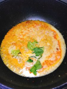 カレーペーストにココナッツミルクを加える