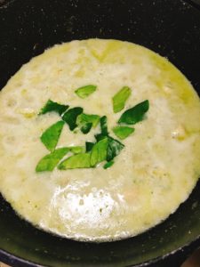 グリーンカレーのルーにライムリーフ、調味料を入れる