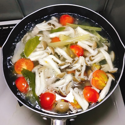 トマトとしめじを加えて煮込んでいるスープ