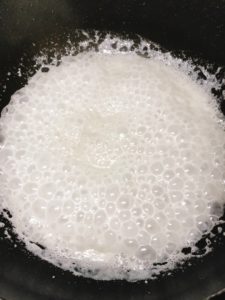 沸騰させているココナッツミルク
