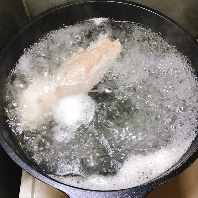 湯でこぼし作業の豚バラブロック