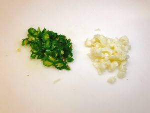 唐辛子とニンニクのみじん切り