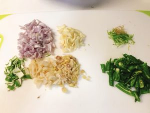 みじん切りにしたグリーンカレーペースト材料