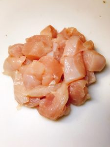 一口大に切った鶏胸肉