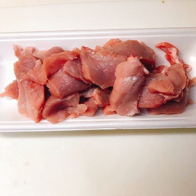 そぎ切りした豚肉