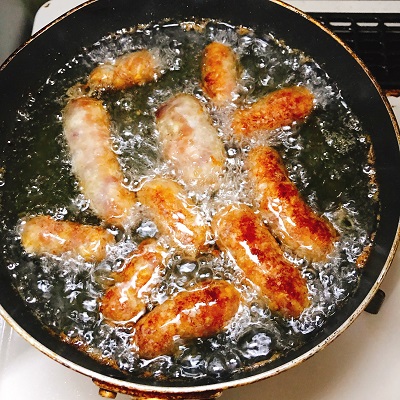 揚げ焼きにするソーセージ