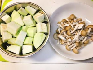 切って水に浸した茄子と石づきを取って小分けにしたしめじ