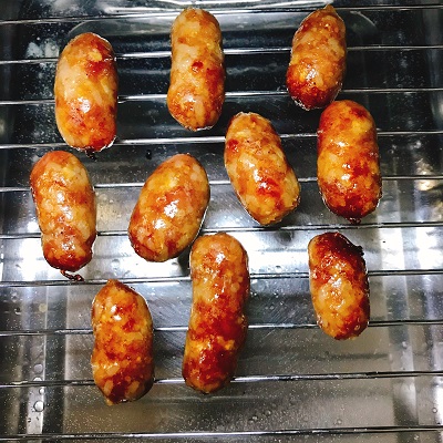 グリルするイサーンソーセージ