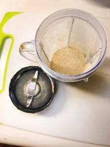 フードプロセッサーにかけた生米とハーブ