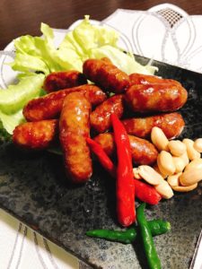 盛りつけたイサーンソーセージ