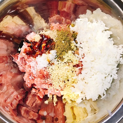 調味料を合わせたソーセージのたね