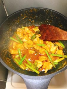 レッドカレー炒めの具材を炒める