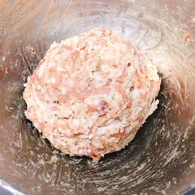 混ぜ合わせたソーセージのたね