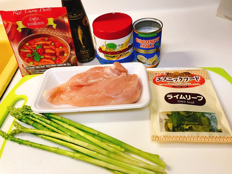 鶏肉とアスパラのレッドカレー炒め材料