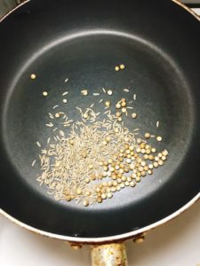 クミンシードとコリアンダーシードを乾煎りする。