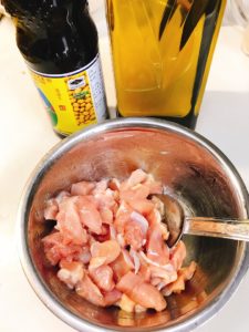 小口に切った鶏肉に下味をつける