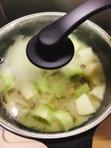 具材を入れて煮込むグリーンカレー
