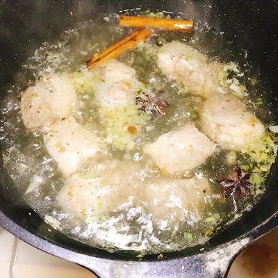 香辛料を入れ沸騰させる角煮ベース