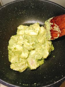 グリーンカレーペーストで鶏肉を炒める