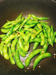 枝豆を炒める