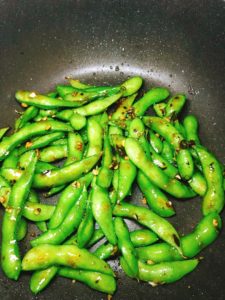 ソースと枝豆を炒める
