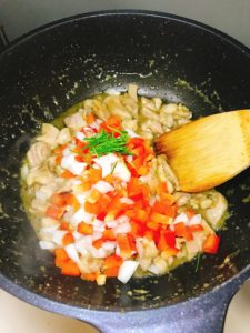 グリーンカレーチャーハンの具材を炒める