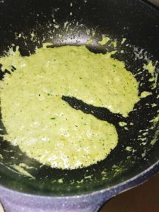 ココナッツミルクでペーストを炒める