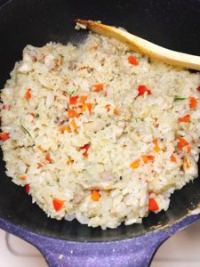 グリーンカレーチャーハンをよく炒める