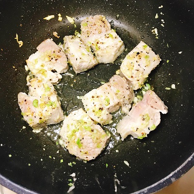 炒める豚バラ