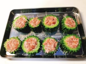 肉詰めしたゴーヤ