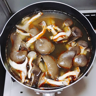 平茸と調味料を加えて煮込む