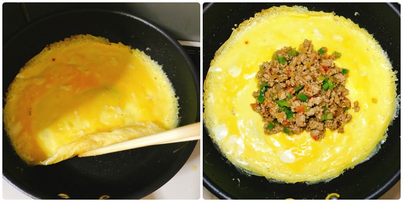 焼けた薄焼き卵に具材を乗せる