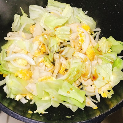 フライパンに野菜を入れて炒める