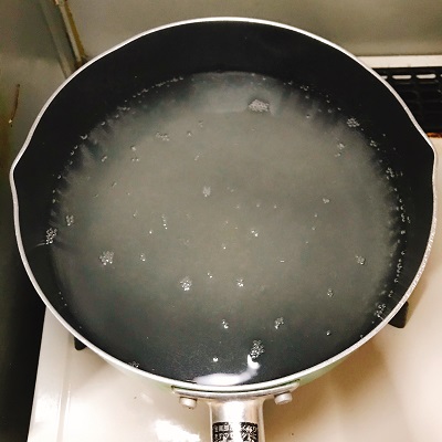 鶏ガラスープを沸かす