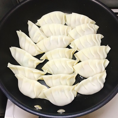 熱したフライパンに餃子を並べる
