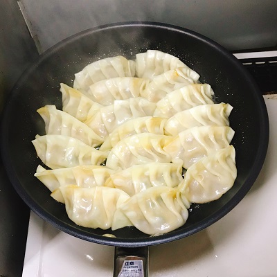 蒸して焼きあがった餃子
