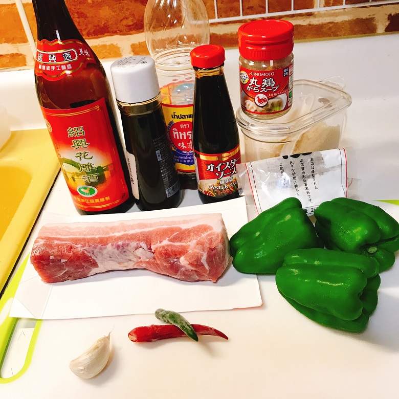 カリカリ豚の青椒肉絲風材料