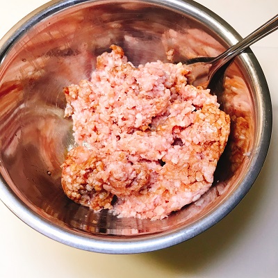 醤油で下味をつける豚挽き肉