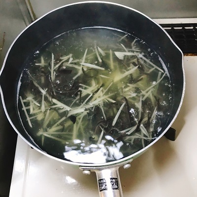 スープに新生姜、木耳を入れ沸かす