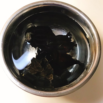 湯につけ戻す木耳