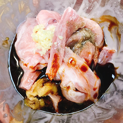 下味調味料を入れた豚ロース