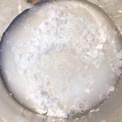 ボウルに入れた米粉、タピオカ粉に水を入れる