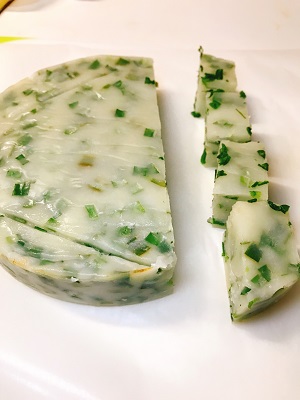 ブロック状にカットしたタイ風ニラ饅頭