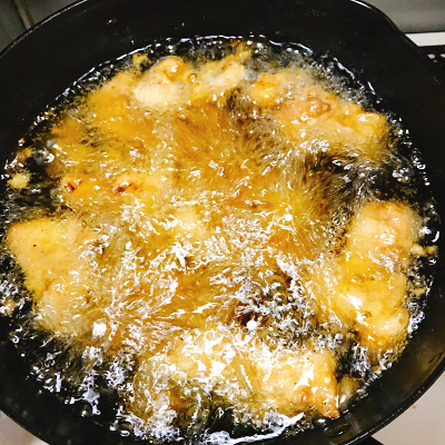 中温の油でじっくり揚げる豚ロース